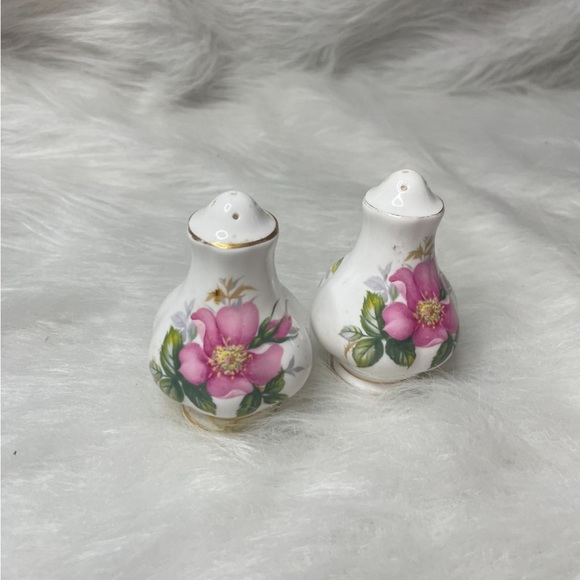 Ceramic Salt And Pepper Shaker Imported From
England - Picture 1 of 2
